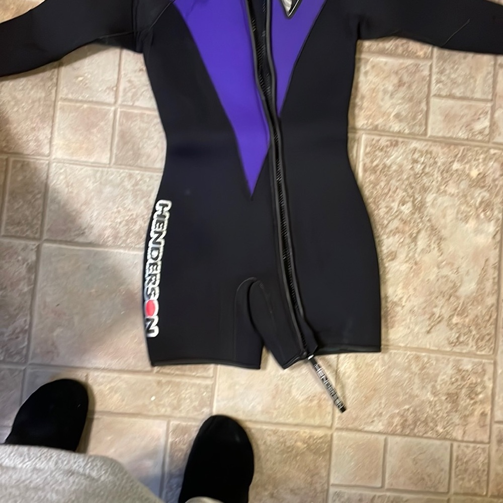 Henderson’s 7/0 mm women’s medium long sleeved Scuba Suit  had since  2007
